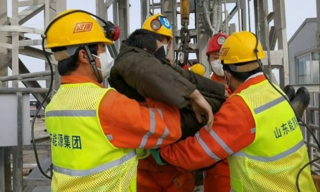 Κίνα: Διασώθηκαν 11 μεταλλωρύχοι που είχαν παγιδευτεί για 14 μέρες