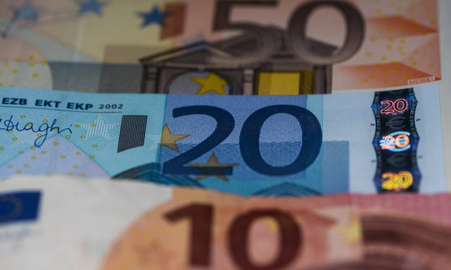 Μπαράζ πληρωμών τις επόμενες ημέρες: Ποιοι θα δουν χρήματα στους λογαριασμούς τους