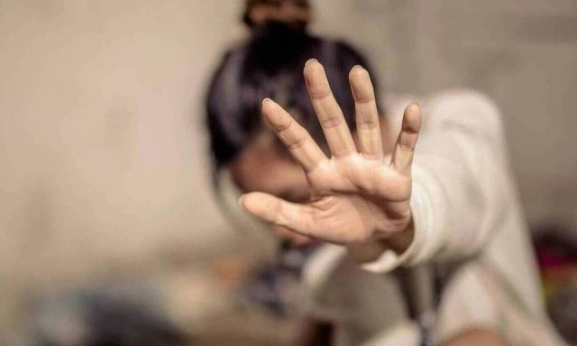 Φρίκη: Δασκάλα κακοποίησε και βίασε 74 μαθήτριές της 