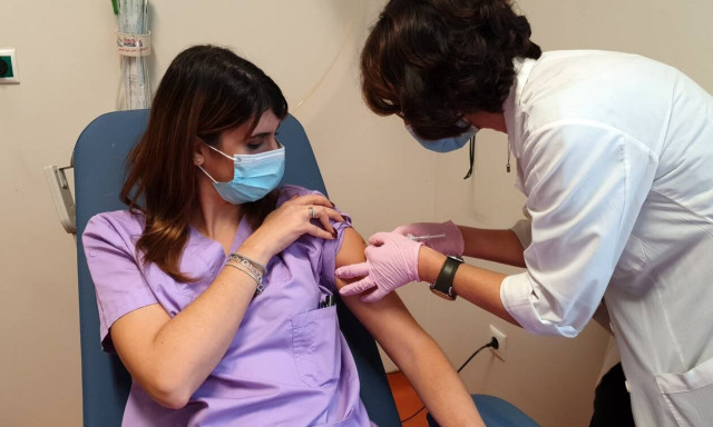 Εμβόλιο κορονοϊού: Η ΕΕ θα ζητήσει τα «ρέστα» από την AstraZeneca για τη μείωση στις προμήθειες