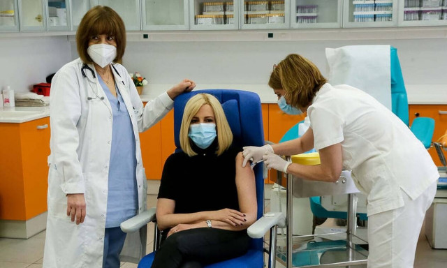 Κορονοϊός: Έκανε και τη δεύτερη δόση του εμβολίου η Φώφη Γεννηματά
