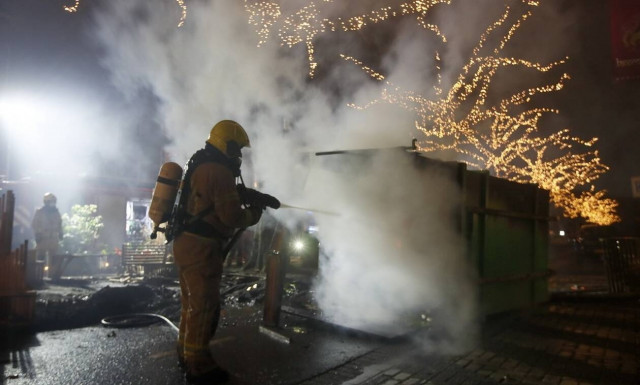 Ολλανδία: Δεύτερη νύχτα ταραχών σε διαδηλώσεις κατά της απαγόρευσης κυκλοφορίας