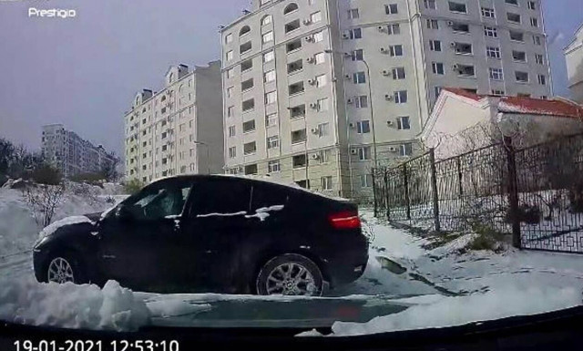 Οδηγός σε απίστευτη ετοιμότητα γλιτώνει σίγουρο τρακάρισμα σε πάγο