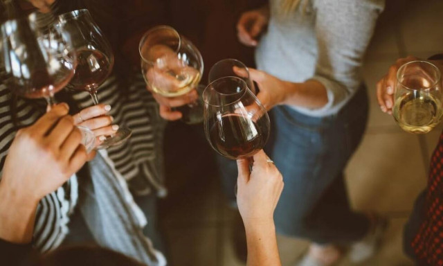 Θεσσαλονίκη: Σύλληψη και πρόστιμο 3.000 για κορονο-πάρτι