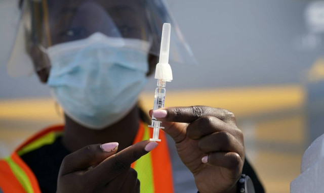 Η AstraZeneca μετά τον «πόλεμο» με την ΕΕ προσφέρθηκε να επισπεύσει παραδόσεις του εμβολίου