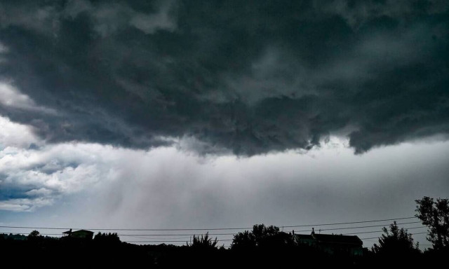 Καιρός Τώρα: Ισχυρή καταιγίδα στην Αττική