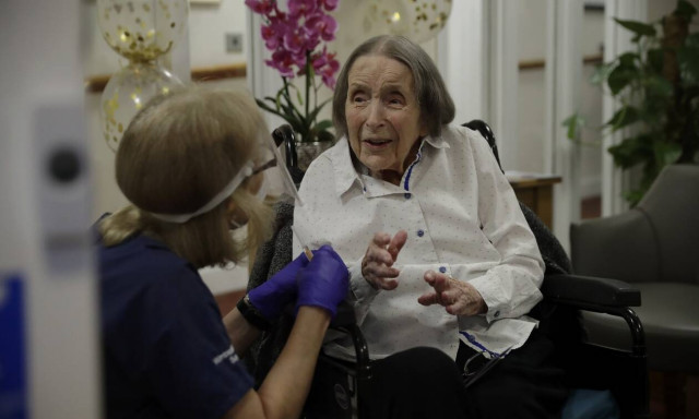 Εμβόλιο AstraZeneca: Αναποτελεσματικό στους άνω των 65 λένε οι Γερμανοί – Τι απαντά η εταιρεία