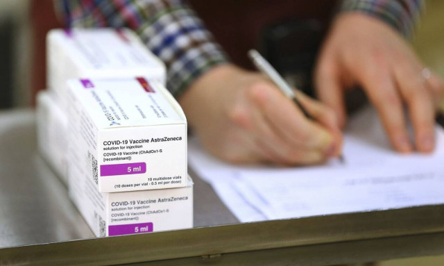 Εμβόλια κορονοϊού: «Πόλεμος» ΕΕ με Pfizer, AstraZeneca – Πρώτη απάντηση ο περιορισμός στις εξαγωγές