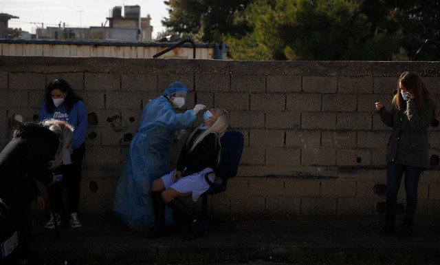 Προβληματίζουν κρούσματα και μεταλλάξεις - Στο τραπέζι η αυστηροποίηση των μέτρων