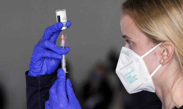 Καναδάς: Ιδιοκτήτης καζίνο και η ηθοποιός σύζυγός του υποδύθηκαν τις… καμαριέρες για να εμβολιαστούν