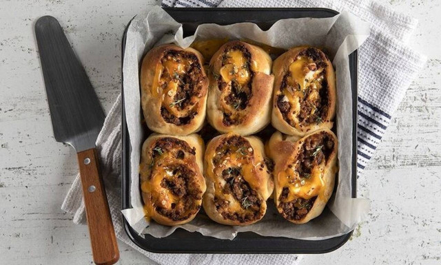 Άκης Πετρετζίκης: Ρολάκια με κιμά