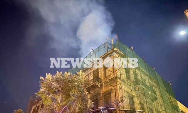 Φωτιά σε γραφεία στο κέντρο της Αθήνας (pics & vid)