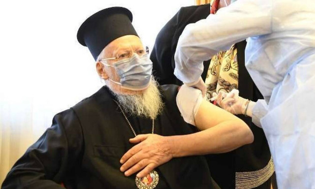 Ο Πατριάρχης Βαρθολομαίος εμβολιάστηκε κατά του κορονοϊού