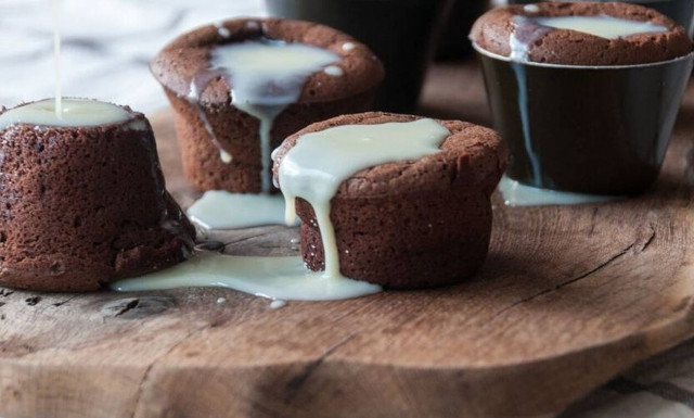 Ατομικά κέικ σοκολάτας με σάλτσα σοκολάτας από τον Άκη Πετρετζίκη