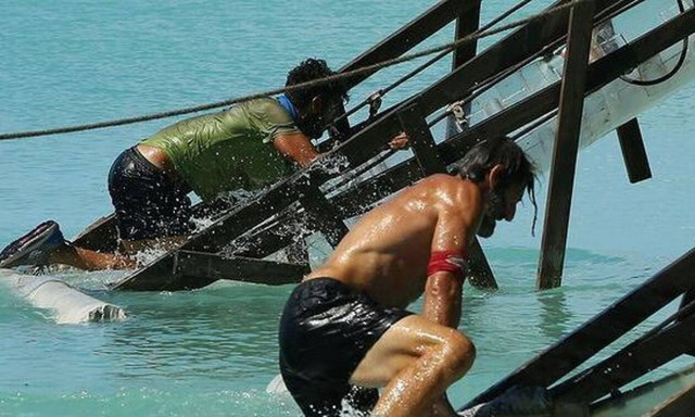 Survivor Spoiler: Τα «μαχαιρώματα» και ο σοβαρός τραυματισμός – Έφυγε παίκτρια με φορείο 