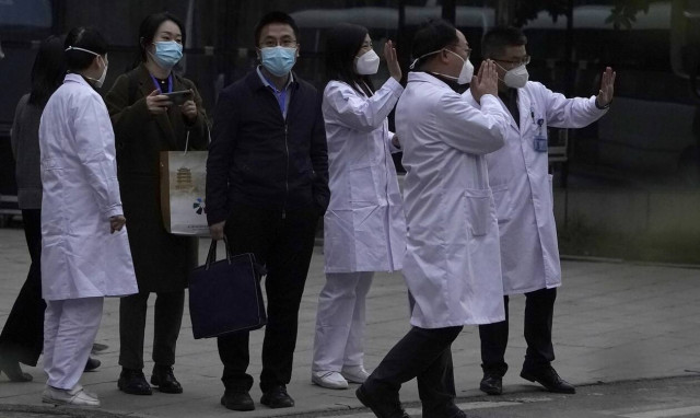 Οι εμπειρογνώμονες του Παγκόσμιου Οργανισμού Υγείας επισκέπτονται την αγορά της Ουχάν