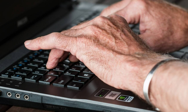 Hλεκτρονικές συναλλαγές: Σεμινάρια σε ηλικιωμένους για εύκολη και γρήγορη πρόσβαση στο διαδίκτυο