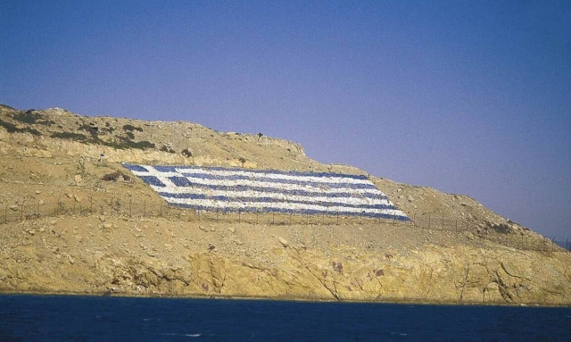 Ίμια: Έλληνας καπετάνιος έριξε στεφάνι τιμώντας τους 3 ήρωες αξιωματικούς