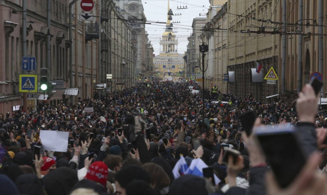 Ρωσία: Άνδρας αυτοπυρπολήθηκε στο κέντρο της Μόσχας - Περισσότερες από 4.000 συλλήψεις