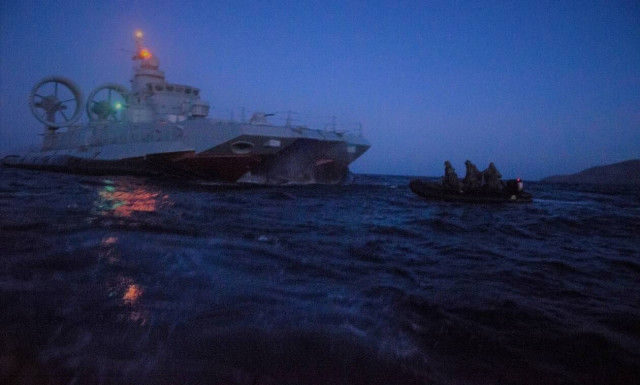 Ένοπλες Δυνάμεις: Μήνυμα στην Άγκυρα από τους κομάντο και το Hovercraft του Πολεμικού Ναυτικού