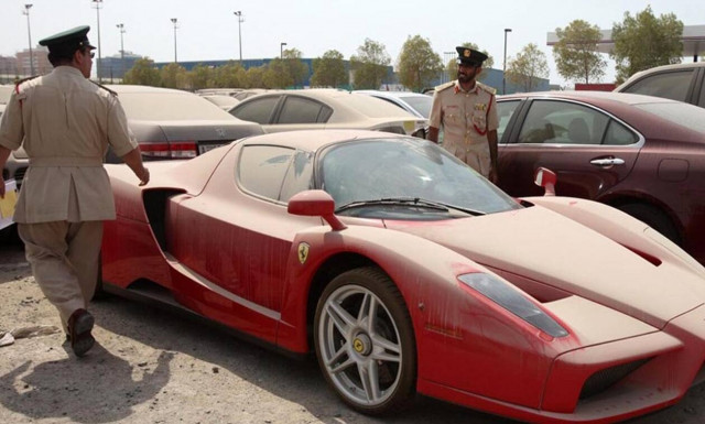 Γιατί αυξάνονται τα εγκαταλελειμμένα σπορ και υπερπολυτελή αυτοκίνητα στο Ντουμπάι;