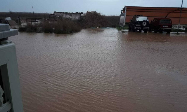 Κακοκαιρία Έβρος: Παρασύρθηκε από τα νερά Πυροσβεστικό όχημα - Αγωνία για τον Πυροσβέστη