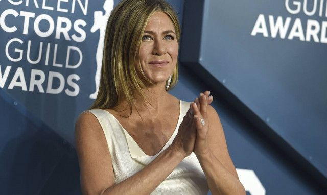 Η Τζένιφερ Άνιστον υποκλίνεται στην Κατερίνα Σακελλαροπούλου