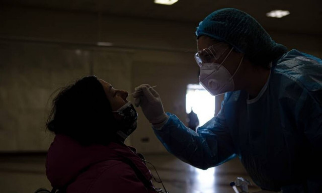 Κρούσματα σήμερα: Κορυφώνεται η αγωνία – Οι φόβοι για ραγδαία αύξηση λόγω των μεταλλάξεων