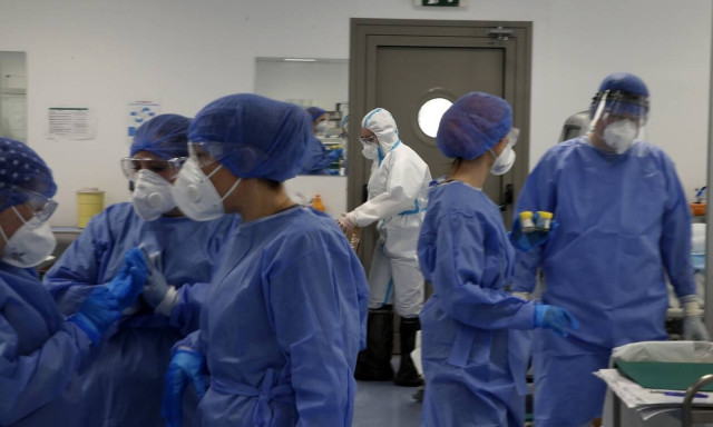 Greece confirms 543 new coronavirus cases on Monday, 33 deaths; 248 in ICUs