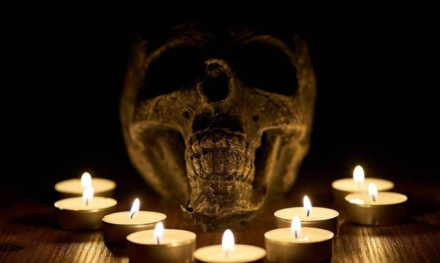 Έκαψε ζωντανά τα πέντε παιδιά της σε σατανιστική τελετή και αυτοκτόνησε