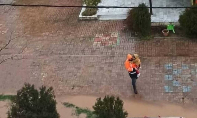 Η κακοκαιρία σαρώνει τον Έβρο: Αποκλεισμένοι μαθητές σε Δημοτικό