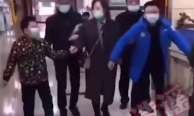 Viral στην Κίνα fake βίντεο με Κινέζους να περπατούν σαν πιγκουίνοι μετά από πρωκτικό τεστ κορονοϊού