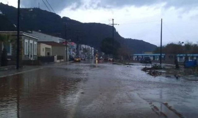 Κακοκαιρία Σάμος: Πλημμύρες στο Καρλόβασι - Δεν θα λειτουργήσουν τα σχολεία στο νησί
