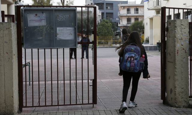 Μετάλλαξη κορονοϊού: Πόσο πιο μεταδοτική είναι στα παιδιά; Αγωνία για τυχόν διαμόλυνση στα σχολεία