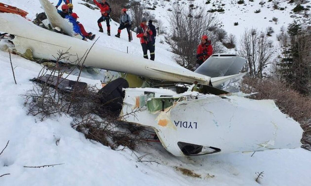 Ιωάννινα: Συγκλονιστικές εικόνες από την ανάσυρση της σορού του 32χρονου πιλότου