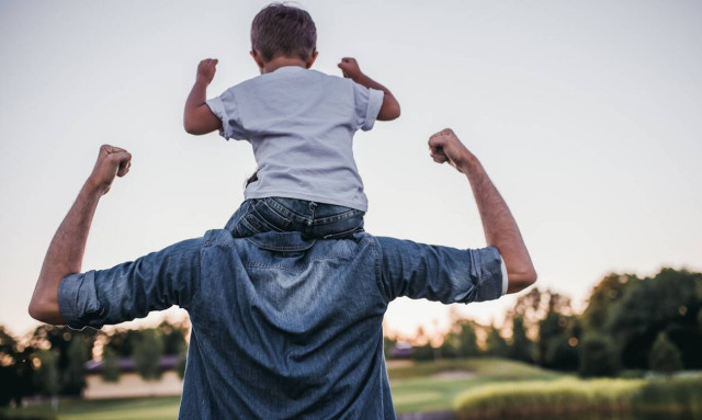 Έρχεται άδεια τοκετού 14 ημερών σε πατέρες – Τι σχεδιάζει το υπουργείο Εργασίας