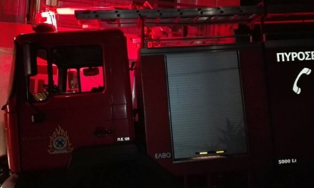 ΤΩΡΑ: Μεγάλη φωτιά σε φανοποιείο στο Περιστέρι - Καίγονται αυτοκίνητα