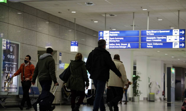 Βρετανία: Σχεδιάζει να υιοθετήσει την ελληνική πρόταση για «διαβατήριο εμβολιασμού»