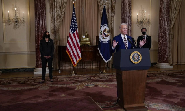 ΗΠΑ: Ο Μπάιντεν «ξηλώνει» την πολιτική του Τραμπ για το προσφυγικό