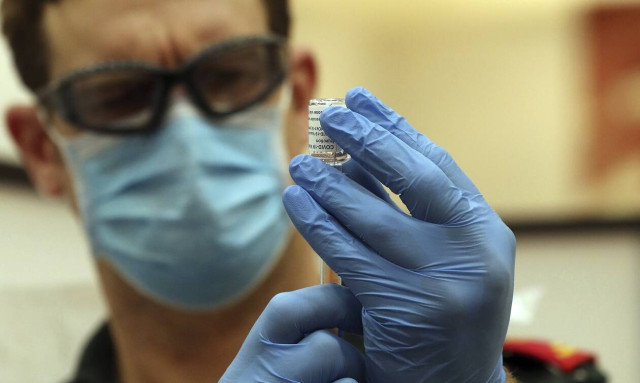 Βρετανία: Η κυβέρνηση θα εμβολιάσει μέχρι τον Μάιο όλες τις ομάδες υψηλού κινδύνου