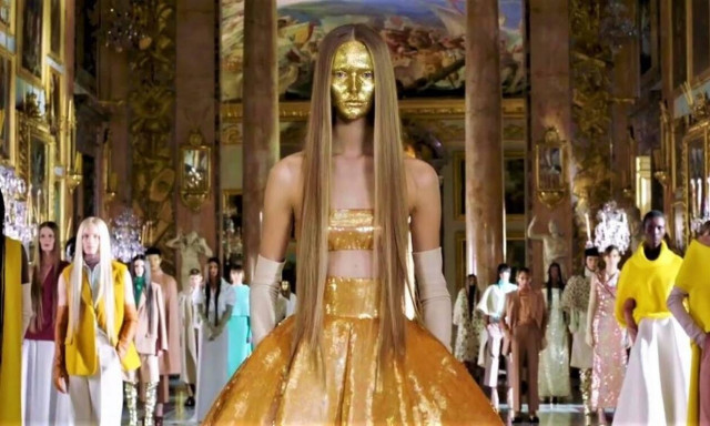 Στα ενδότερα του Valentino, με τη μικρού μήκους «Code Temporal»