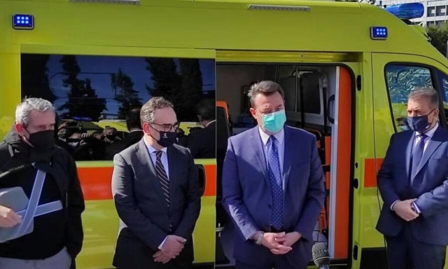 Δώδεκα ασθενοφόρα παραδόθηκαν στους δημάρχους 12 νησιών του Αιγαίου
