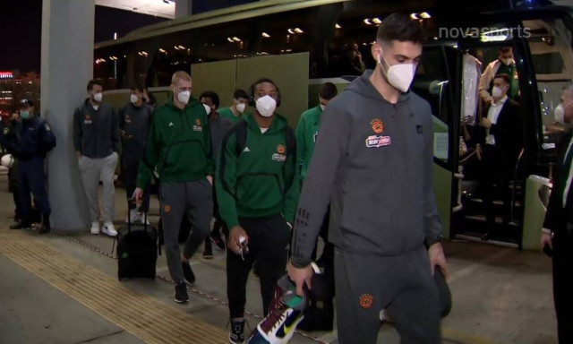 Ολυμπιακός – Παναθηναϊκός: Οι αφίξεις των «αιωνίων» - Δείτε τις δωδεκάδες των ομάδων (videos)