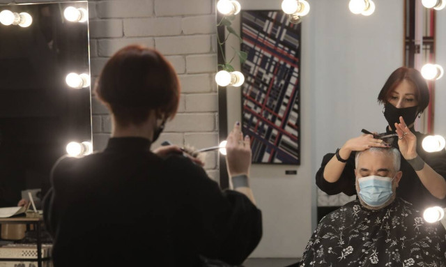 Lockdown: Πότε και πώς θα λειτουργούν τα κομμωτήρια στην Αττική με τα νέα μέτρα