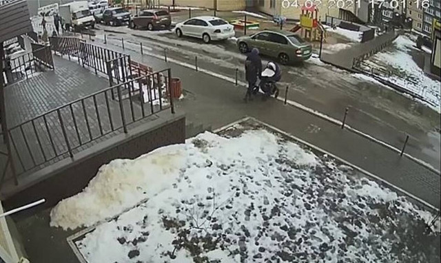 Τραγωδία: Πήδηξε από τον 17ο όροφο και έπεσε πάνω σε καροτσάκι - Νεκρό το βρέφος (video)