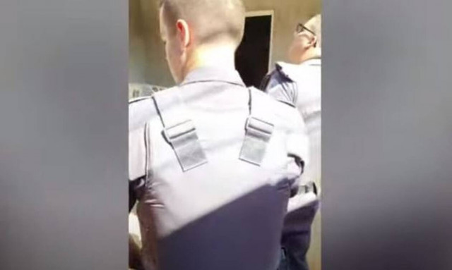 Φρίκη: Κρατούσαν τον 11χρονο γιο τους αλυσοδεμένο σε βαρέλι