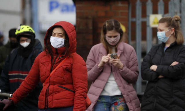 «Καλπάζει» ο κορονοϊός στη Βρετανία: Ακόμη 825 θάνατοι το τελευταίο 24ωρο