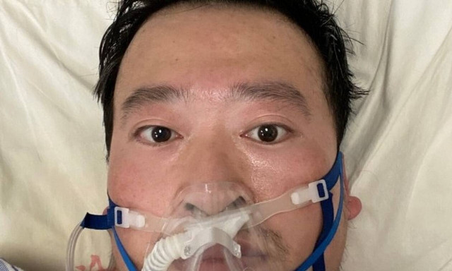 Κίνα: Χιλιάδες Κινέζοι απέτισαν φόρο τιμής στο γιατρό που σήμανε συναγερμό για τον κορονοϊό