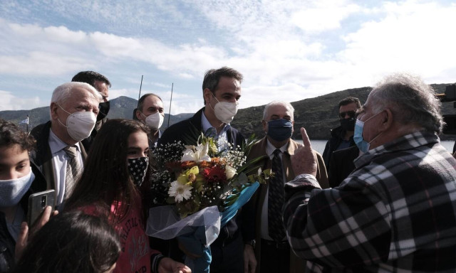 PM Mitsotakis concludes visit to three islands at Ikaria region