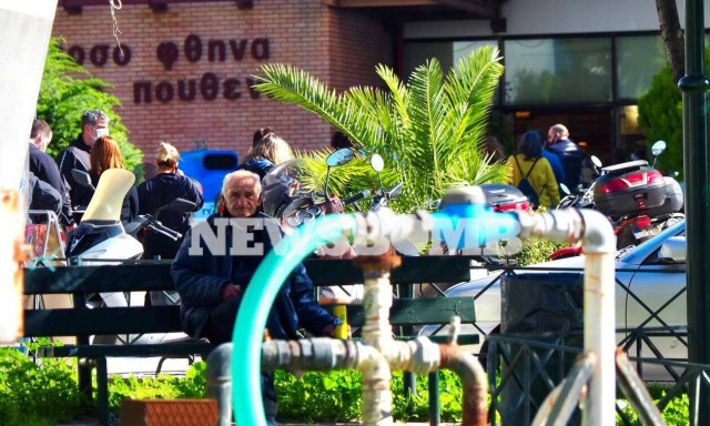 Lockdown: Ουρές έξω από τα σούπερ μάρκετ - Τρέχουν να προλάβουν την απαγόρευση κυκλοφορίας